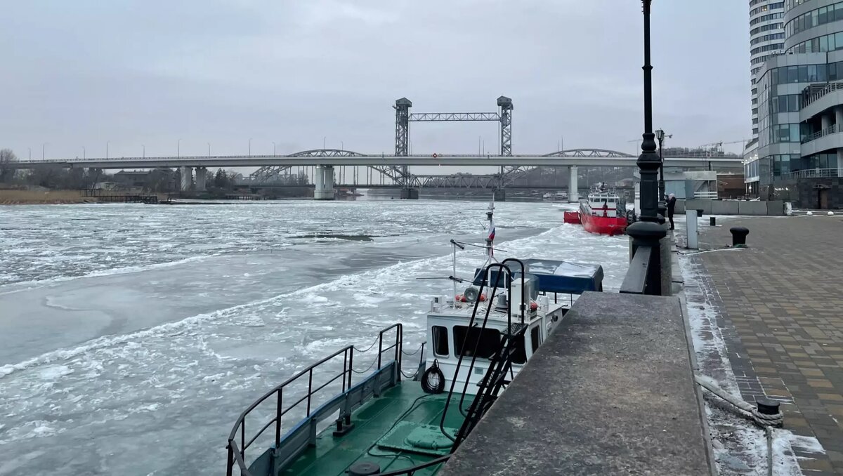     В Ростове ветровой нагон поднял уровень воды в Дону до самой набережной, об этом сообщили очевидцы.