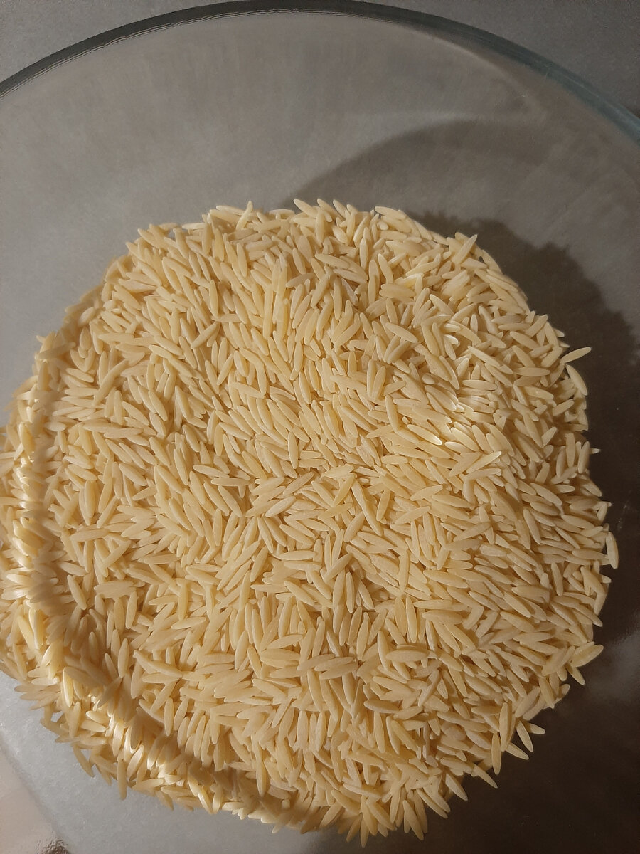 Паста Ризони - это вид пасты, который имеет форму коротких трубочек, скошенных на концах. Этот вид пасты часто используется для блюд с соусами или в супах. Название "Ризони" происходит от итальянского слова "рисо" (rizo), что означает "рис". Это связано с формой пасты, похожей на рисовое зерно.История пасты Ризони ведёт своё начало в Италии, где производство и потребление пасты имеет долгую и богатую традицию. Первые упоминания о похожих формах пасты можно найти в итальянских источниках XIX века. Но точная история и происхождение пасты Ризони неизвестны.С течением времени паста Ризони стала популярным выбором для приготовления разнообразных блюд, и сегодня её могут найти в большинстве магазинов и ресторанов по всему миру.