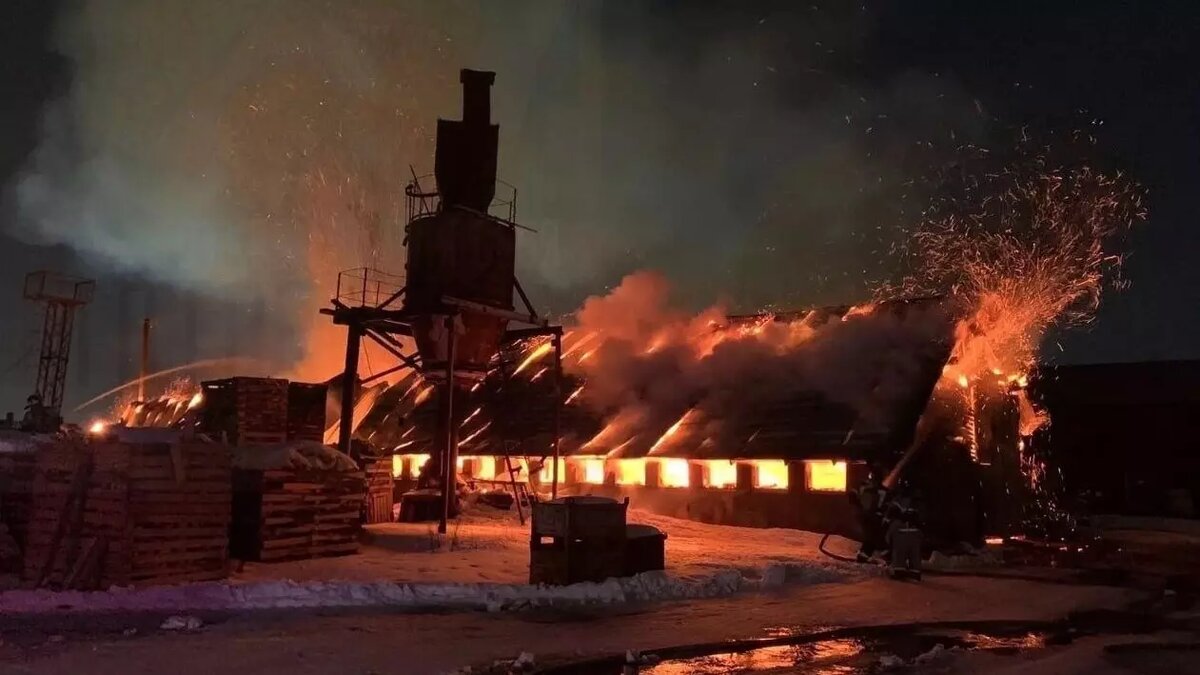     В Набережных Челнах загорелись складские помещения в цеху по переработке деревянной тары. О возгорании рассказали очевидцы в Telegram-канале Region116. «Еду в Татарстан»