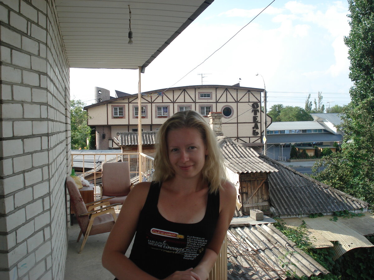 у входа в комнатку, которую мы снимали за 300 рублей/сутки