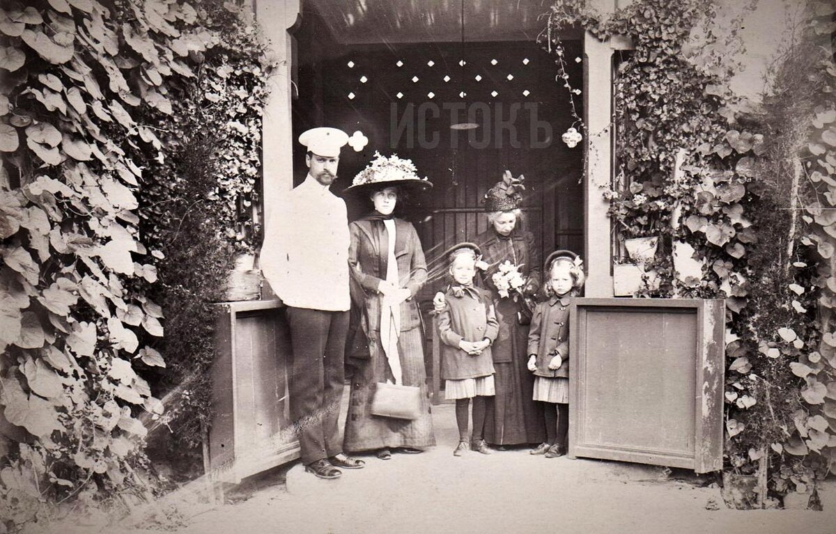 Семья Стравинских в Массандре. Юрий с женой и дочерьми. 1911 год. (из Фонда семьи Ф.И. Стравинского и его сыновей)