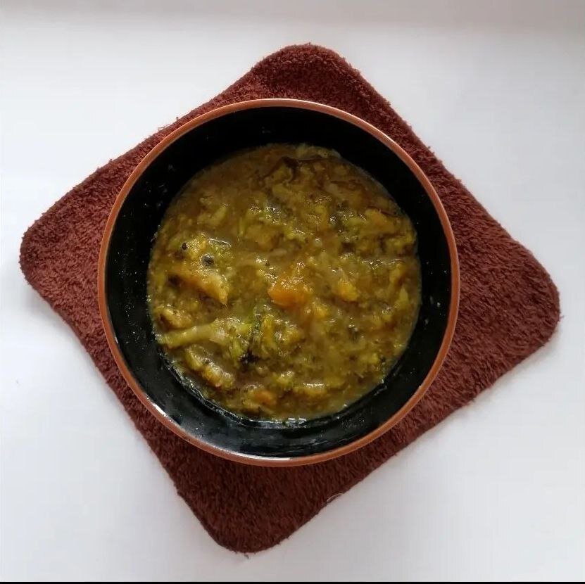 Острый суп из брокколи, тыквы и имбиря с соевым соусом.