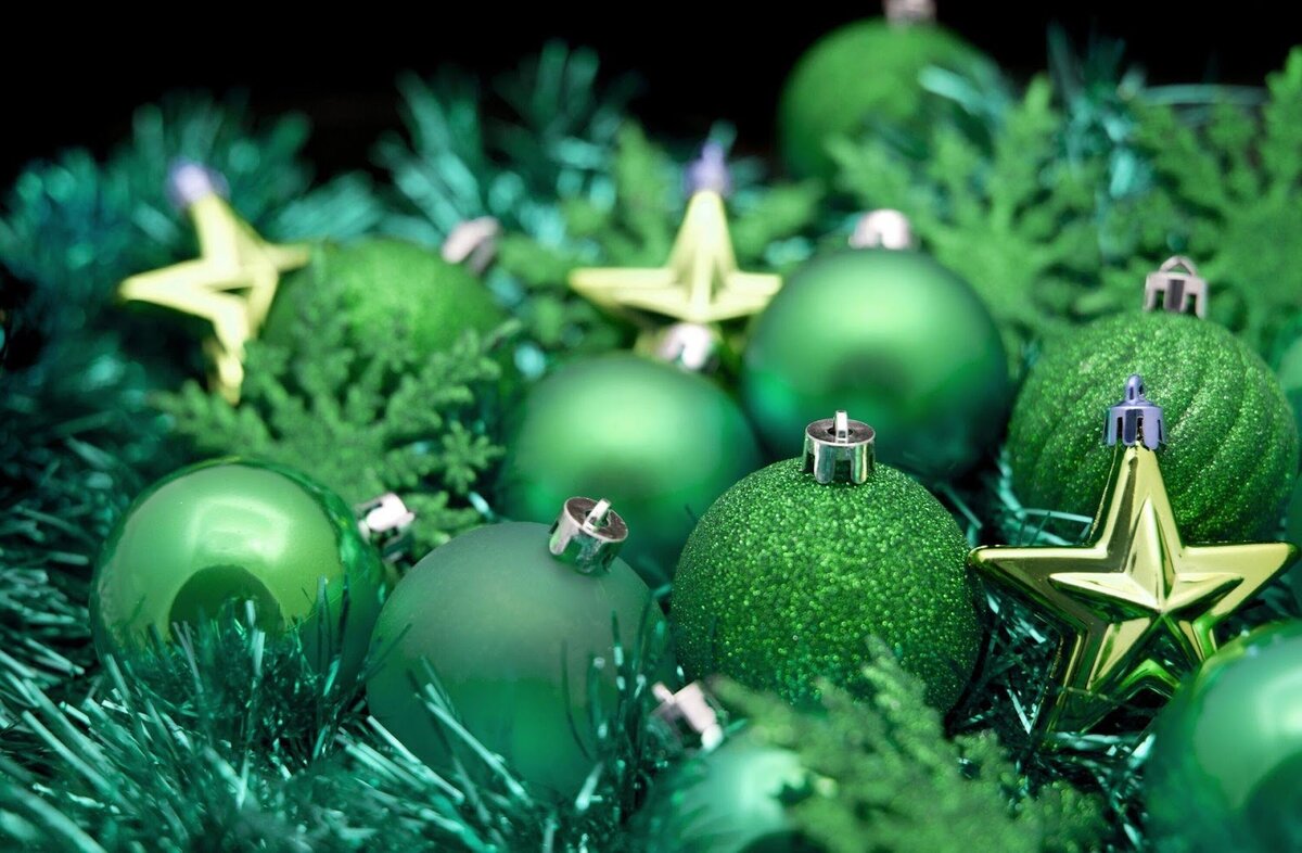 Новый год – праздник, который очень сложно вписать в церковный календарь. И это не случайно. Январский Новый год в России учреждался как чисто светский праздник, не соотносимый с церковным календарем. Как известно, 20 декабря 1699-го Петр I подписал указ «О праздновании Нового года». Согласно этому указу с 1 января 1700 года в государственном делопроизводстве вводилось летоисчисление от Рождества Христова, а началом года было объявлено 1 января.  