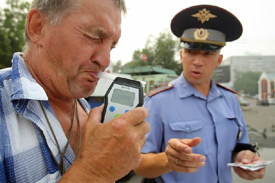 Фото с сайта https://perevozki-stolitsa.ru/proveryat-voditelej-planirujut-kak-na-alkogol-tak-i-na-narkotiki/