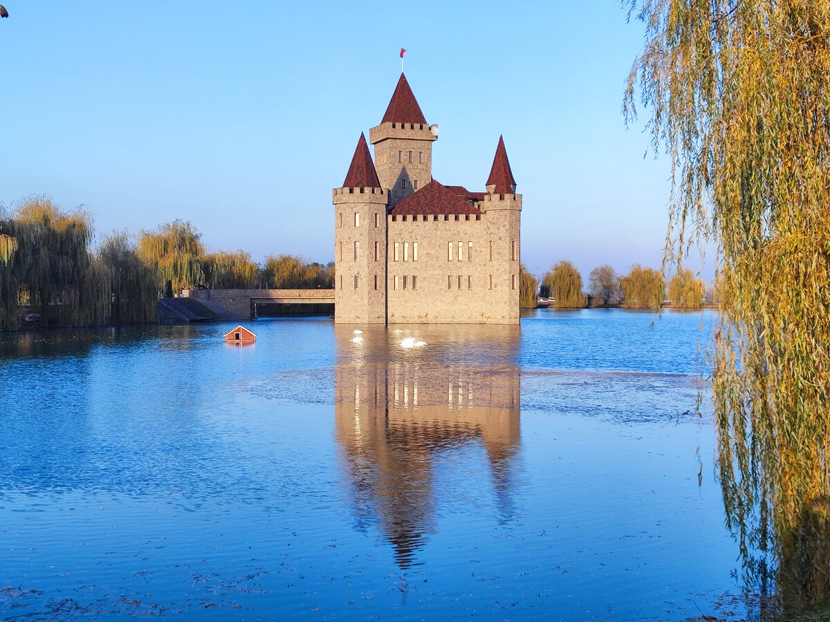 "Замок Шато Эркен в закатном свете"