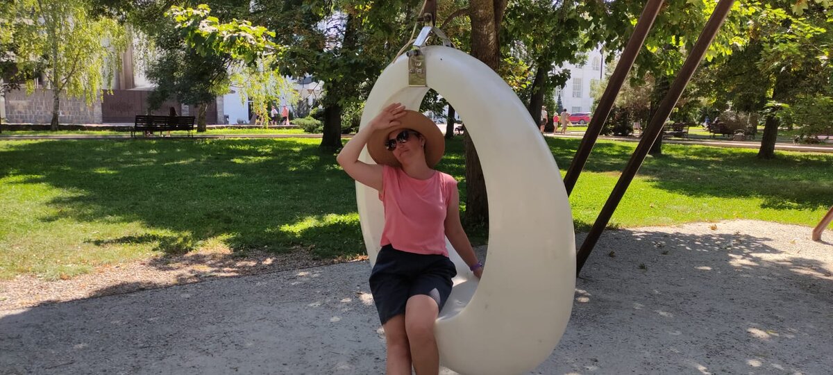 На качелях в парке возле Винзавода