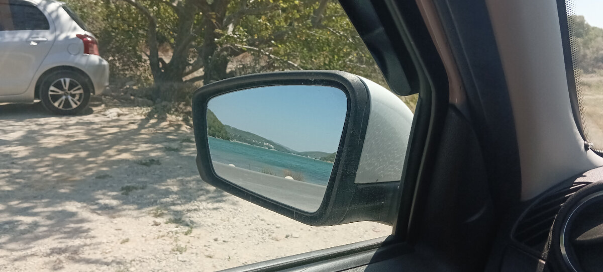 Вид из зеркала на озеро