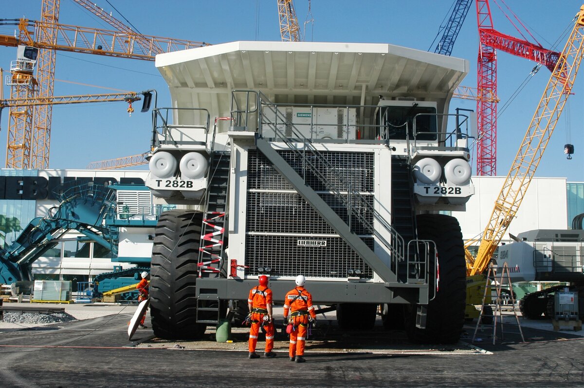 Тяжелый автомобиль. Liebherr t282b. Карьерный самосвал Liebherr t282b. Liebherr t282b кабина. Самосвал Либхер т 282.