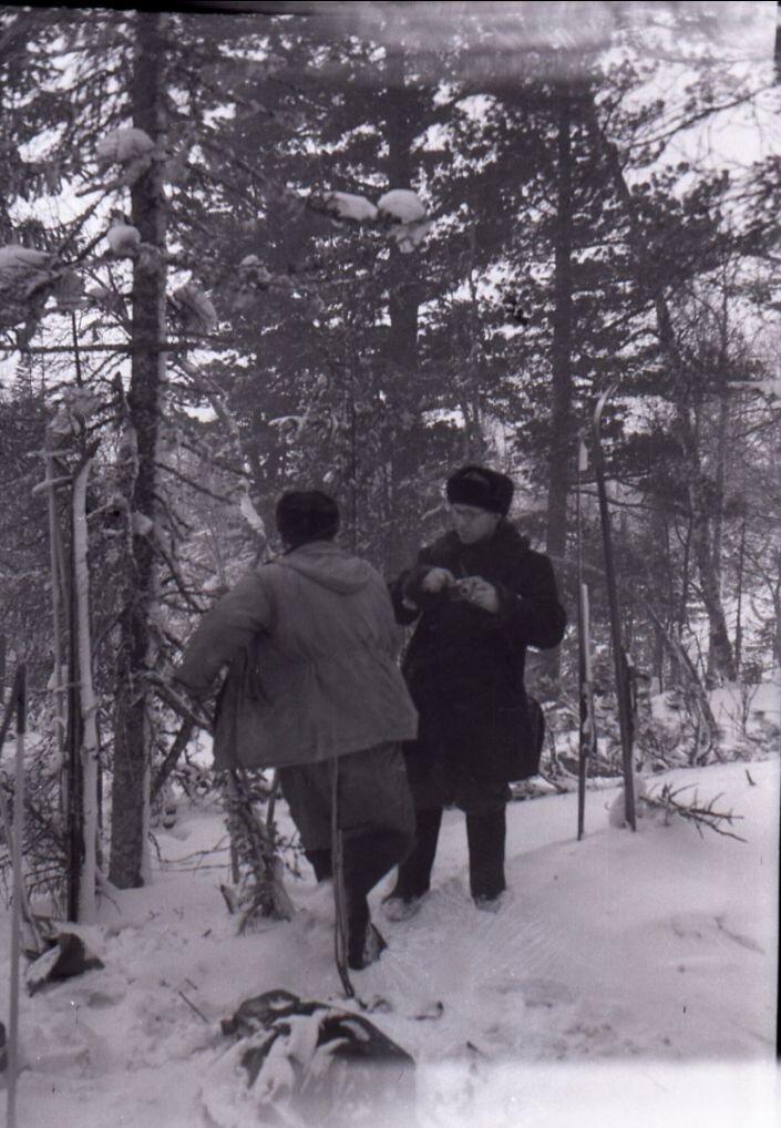 Следователь Лев Иванов с фотоаппаратом и неизвестным в районе перевала.