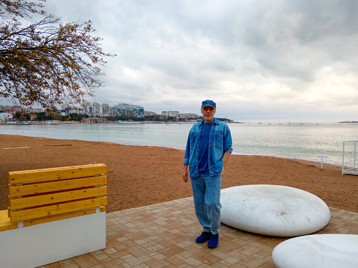 Дожди, они и в Геленджике дожди. Везде сыро. Хорошо, что ещё тепло (Михаил Лекс, автор)