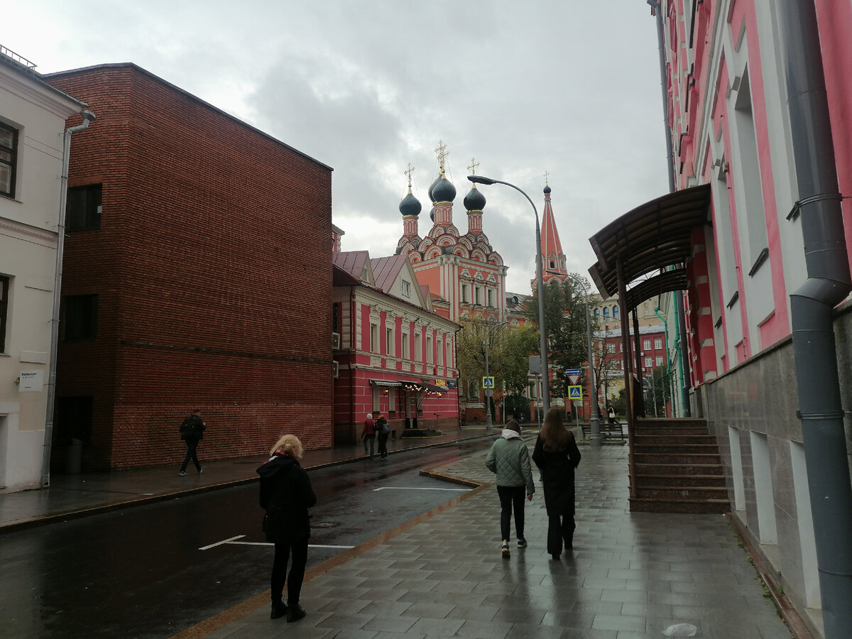 Вид на храм святителя Николая на Болвановке с улицы В.Высоцкого. 2023 год.