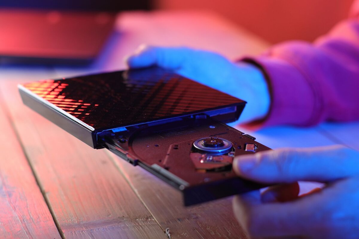 Несмотря на стремительный рост популярности цифровой дистрибуции контента и устройств для его воспроизведения, оптические диски и приводы для них до сих пор не потеряли своей актуальности для многих пользователей персональных компьютеров.