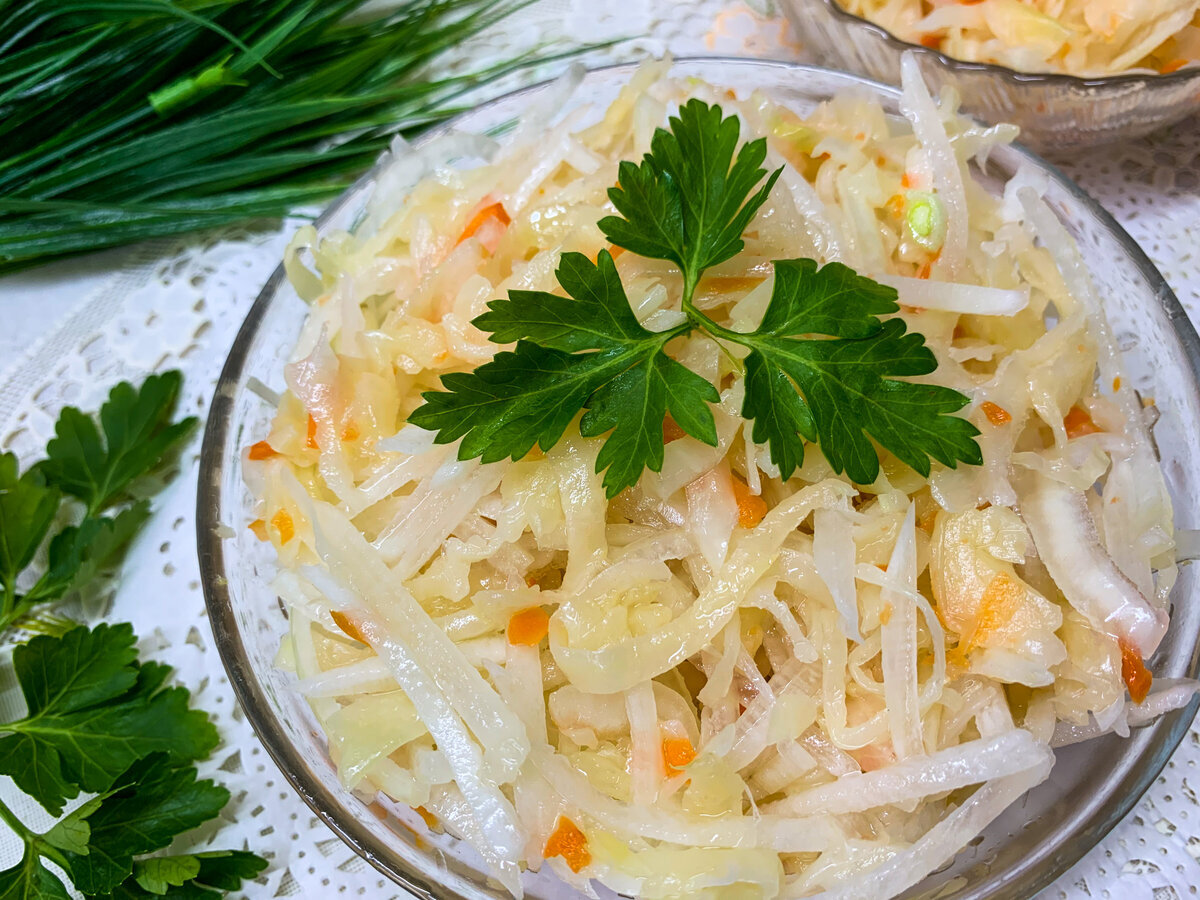 Квашенная капуста с луком и маслом. 