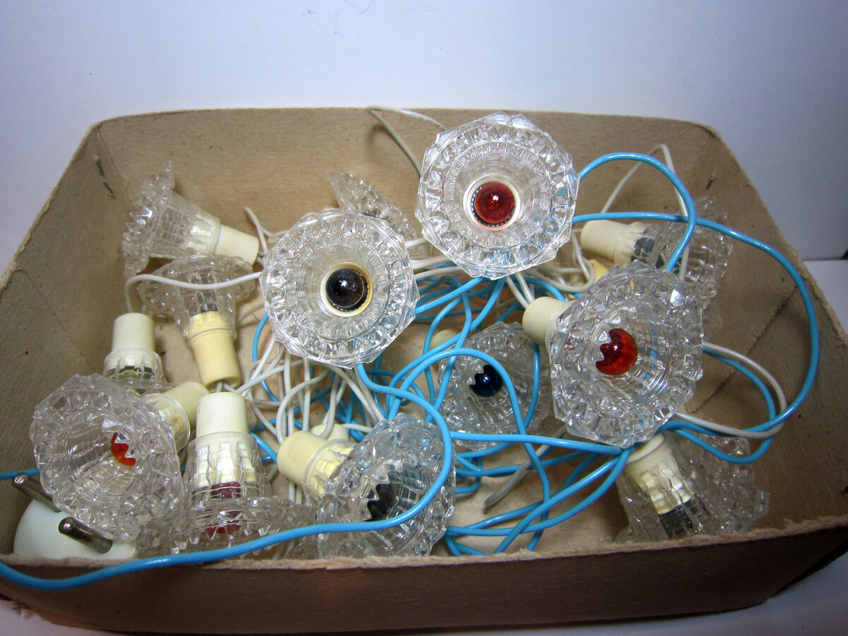 Чем пышнее елка, тем богаче новый год? А вот и нет, ведь есть игрушки, которые лучше убрать подальше в 2024 году. Счастье и благополучие в наступающем году зависит от того, как вы его встретите.-4