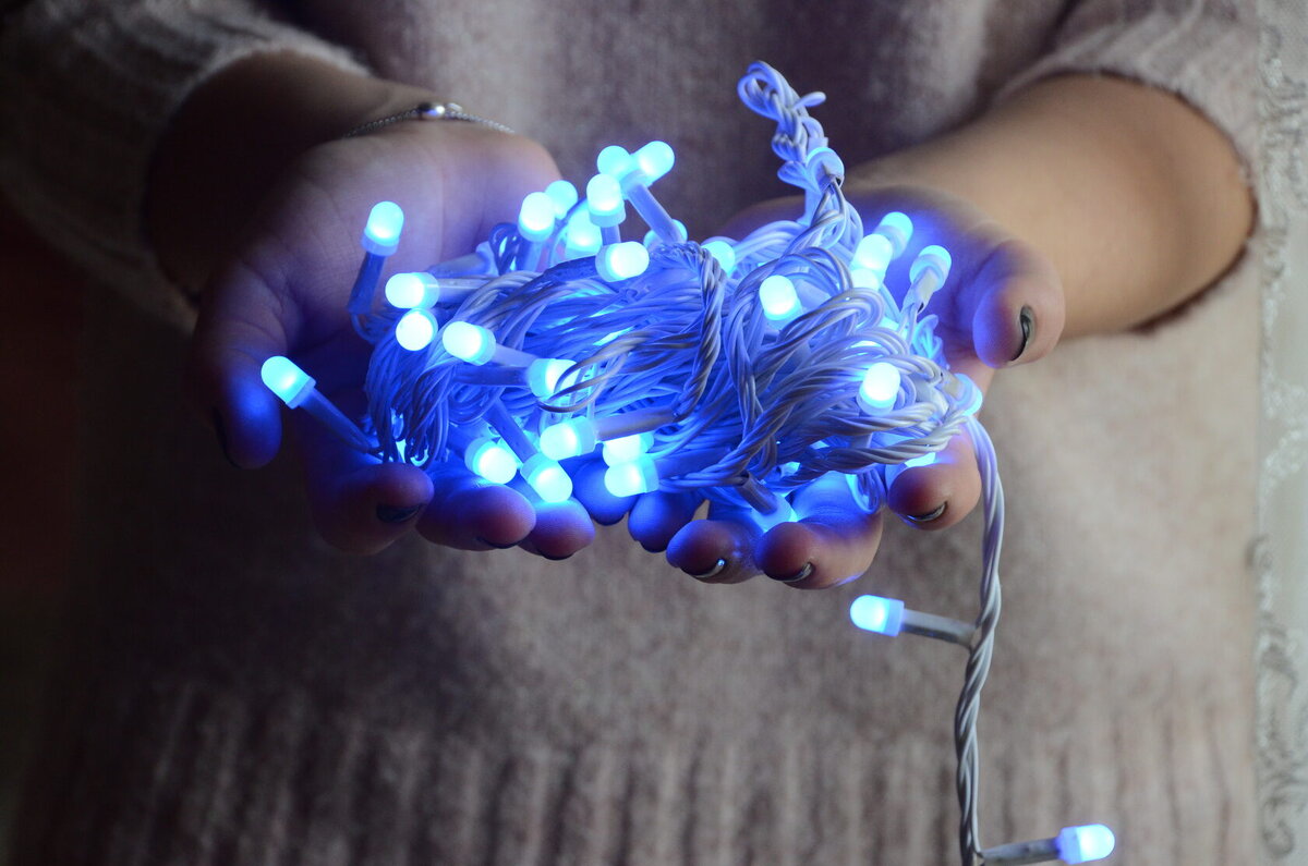 Чем пышнее елка, тем богаче новый год? А вот и нет, ведь есть игрушки, которые лучше убрать подальше в 2024 году. Счастье и благополучие в наступающем году зависит от того, как вы его встретите.-7