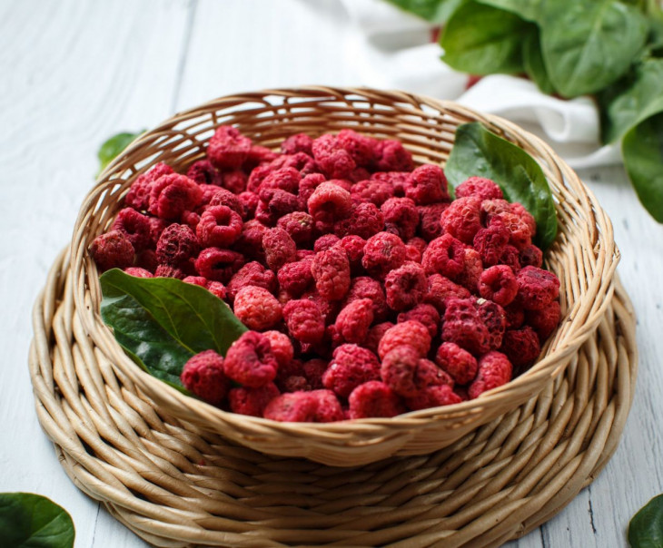 цельная сублимированная малина. сублимированные слайсы клубники 10 гр. ягодки 50. красивые ягоды. сублимированная малина крошка.