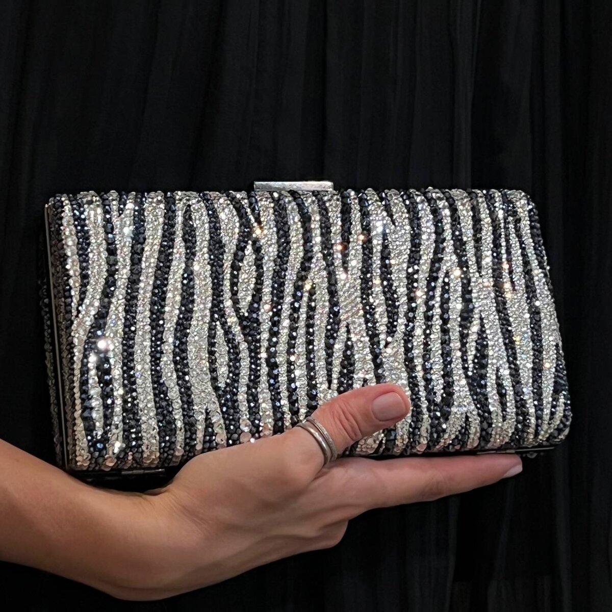 Инкрустация сумочки стразами (работа ученицы)