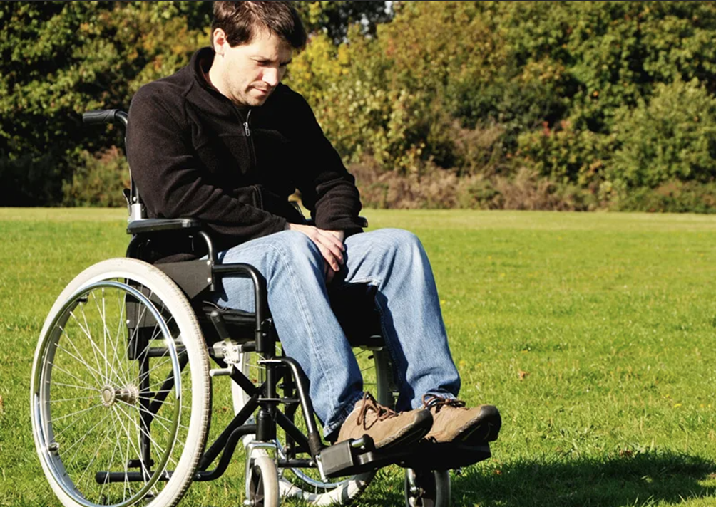 Loop disabled. Инвалид на коляске. Парень в инвалидной коляске. Человек в инвалидном кресле. Кресло для инвалидов.