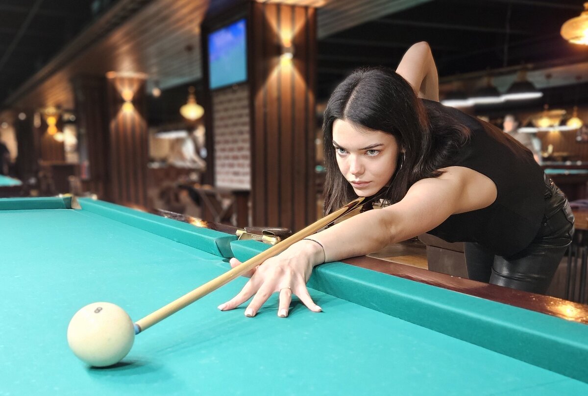 Ученица школы бильярда Ольги Левиной в клубе 811