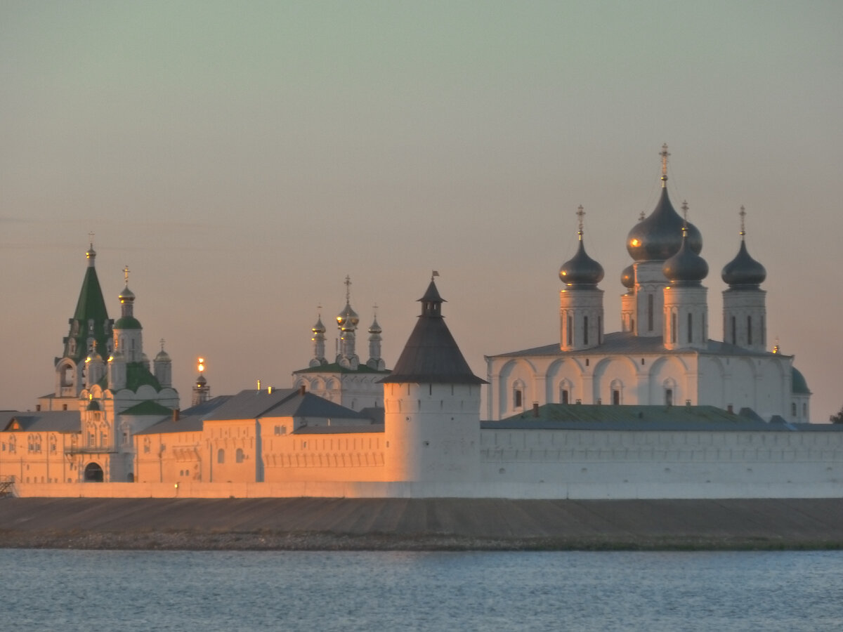 Макарьевский монастырь. Река Волга. Моё фото 2013 года. 