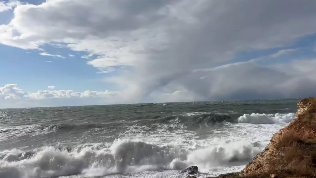     Около 2 млн человек оказались без света, более трех тысяч домов были подтоплены.