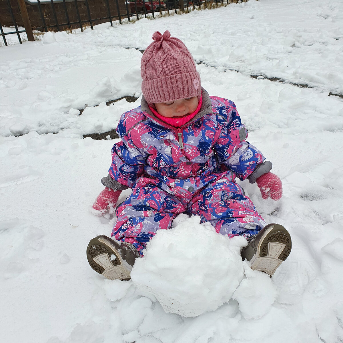 Ксюшкин первый сознательный снег. Комбез тот же 😁
