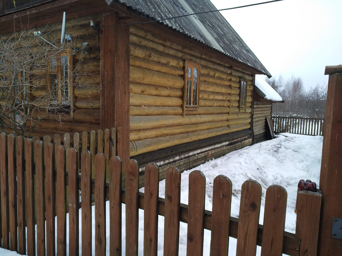 Дом выглядел очень свежо. 