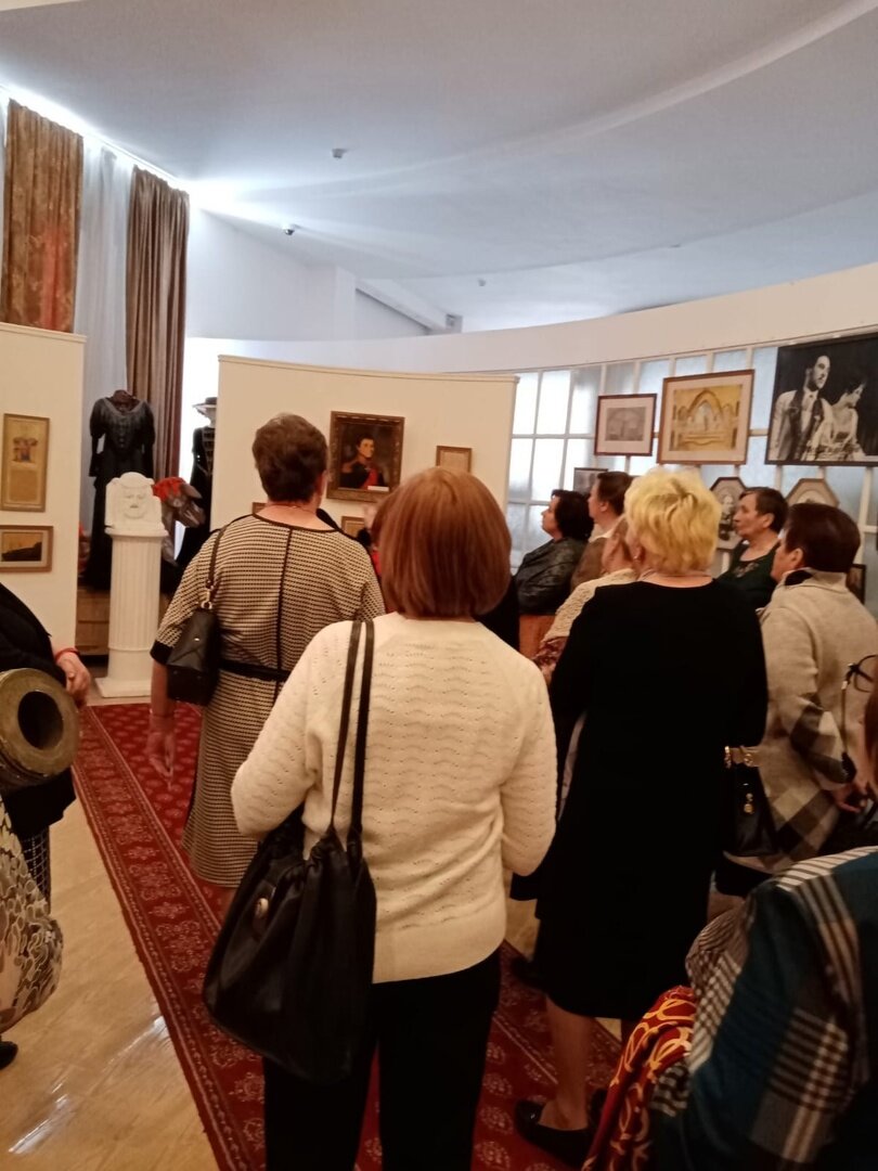 В музее театра. Для нас проводят экскурсию.