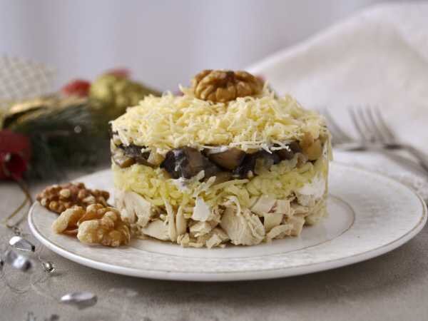 Еще один вариант салата, в котором есть куриная грудка, обжаренные с луком грибы и сыр. Все ингредиенты прекрасно сочетаются по вкусу. Грибы можно использовать лесные, как в рецепте, или шампиньоны. Салат очень нежный, вкусный, можно подать на праздничный стол. Майонез я использую по минимуму, чтобы не перебить вкусы основных ингредиентов.