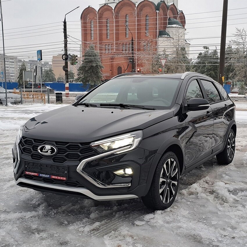 LADA Vesta - фото в новом кузове: салон, вид снаружи, багажник