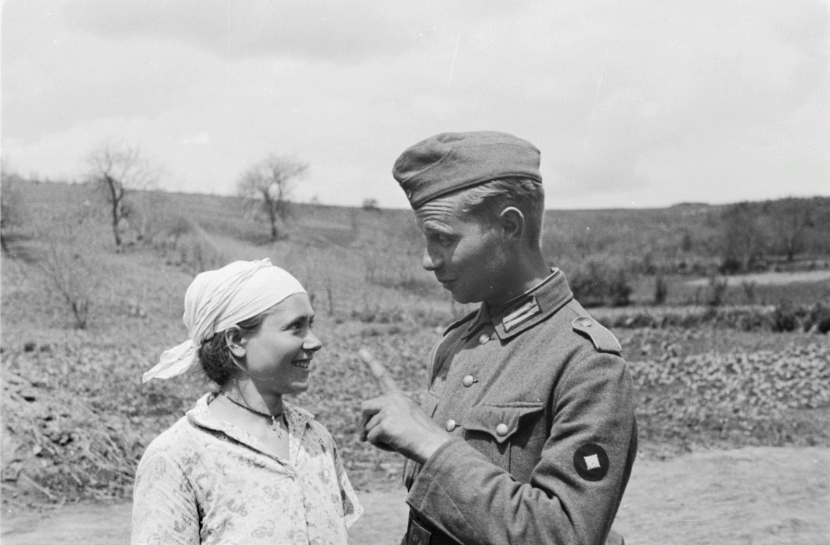 Немецкий солдат девушка. 1942. Белгородская деревня на снимках Франца Грассера.