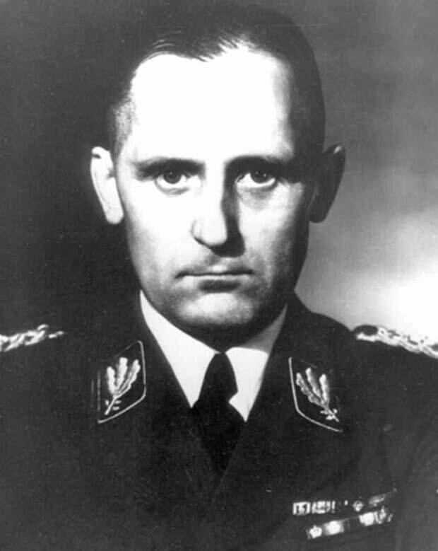 Генрих Мюллер, эта фотография была использована для обложки русского издания книги Андреаса Зегера "Гестапо-Мюллер. Карьера кабинетного преступника"
