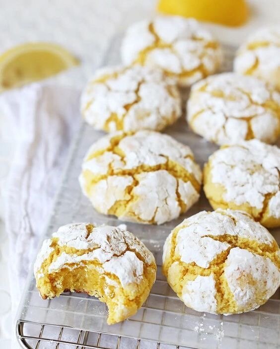 Вот что вы должны знать обо мне: я помешана на лимоне. Правда! Я пью по чашке чая с бергамотом с лимоном каждое утро, а перед сном пью огромный стакан воды, в который выжимаю остатки лимона. Так что неудивительно, что при соответствующем настроении для экспериментов на кухне я испекла эти хрустящие лимонные печенья. Простые, вкусные и наполняющие всю кухню бесподобным ароматом. Я всегда знаю, если приготовила вкусно, ведь тогда мой муж пробует новинку и показывает большой палец. "Треснутое" печенье с лимонной начинкой было одобрено таким же образом…