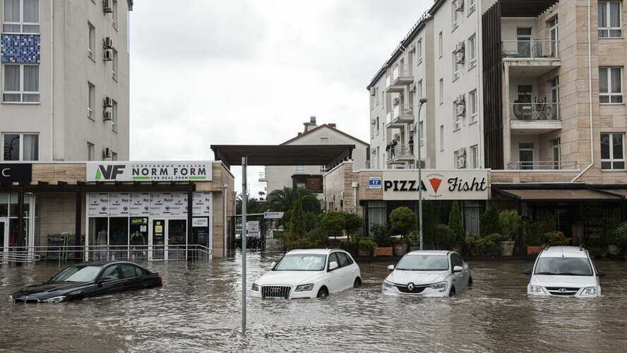 Волны в Сочи достигают четырех метров, штормовое предупреждение продолжает действовать. В Крыму из-за разгула стихии есть жертвы: потоком воды смыло мужчину на набережной. О ситуации на юге страны подробнее расскажет корреспондент Мария Матвеенко. Побережье Краснодарского края усыпано деревьями и обломками. Стихия не щадила ничего. Разрушительные волны достигали высоты 5 метров.  Несмотря на штормовую ночь, высота волн по-прежнему остается огромной. Море за ночь смыло все, что находилось на пляже. Сейчас люди устраняют последствия. После ночного шторма владельцы пляжных заведений подсчитывают убытки.  – Какая сумма, вы о чем? Все разрушено.– Много воды?– Конечно, одна вода. Много.Штормовое предупреждение на черноморском побережье все еще действует. В Новомихайловском очевидцы сняли, как с берега смыло торговый павильон. Постройка разлетелась на щепки всего за минуту. Под удар чуть не угодили сами отдыхающие. Сложная ситуация сейчас и в Крыму. К сильнейшему шторму добавился еще и ливень. Улицы Евпатории затоплены.  "Я 50 лет живу здесь, такого еще не было", – заметил житель Крыма.За час сильнейший ливень и ураганный ветер превратили дома и квартиры крымчан в бассейны. Шокирующие кадры пришли с трассы возле Евпатории – асфальта там не видно, куда ехать, непонятно."Море вышло из берегов, трасса полностью залита, а то и вообще нет пляжа. Вот видите, это море", – показывает водитель.Спасатели борются со стихией уже 12 часов. Около 300 человек, в том числе отдыхающие одного из отелей, были эвакуированы. Из-за разгулявшегося шторма, по последним данным, погиб один человек, еще семь пострадали.В Севастополе из-за удара стихии затопило морской аквариум-музей, погибли больше 500 животных.  Вместе со штормом полуостров накрыл и мощнейший ливень. Порывы ветра достигали 30 метров в секунду. Шторма не выдержали линии электропередачи. Около полумиллиона человек остались без электричества.  "Объехал город, самая сложная ситуация – район Химпоселка. Как и предполагали, свет, вода. По одному адресу на территории города перебит газопровод, 70 квартир без газа. Аварийные службы работают", – сообщил глава города Саки Александр Овдиенко.В Крыму понедельник объявлен нерабочим днем, но не для коммунальных и спасательных служб. Специалистам необходимо расчистить дороги и дворы от деревьев и упавших элементов зданий. Штормовое предупреждение будет действовать на черноморском побережье весь день.