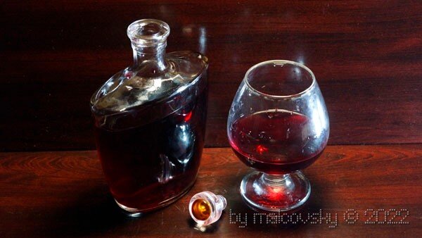 Настойка на чёрной смородины с мёдом и апельсином