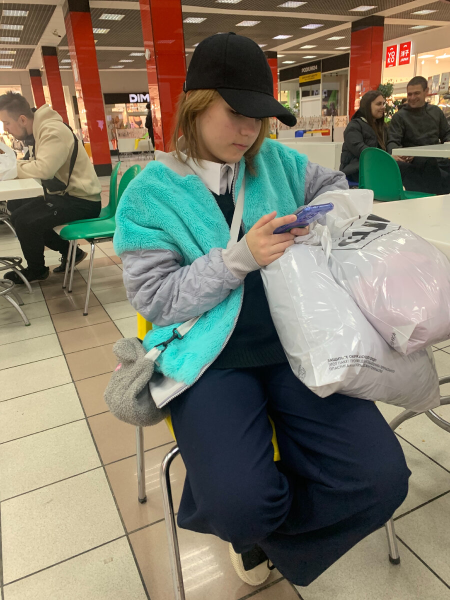 Искала варианты с сумками в кадре😄