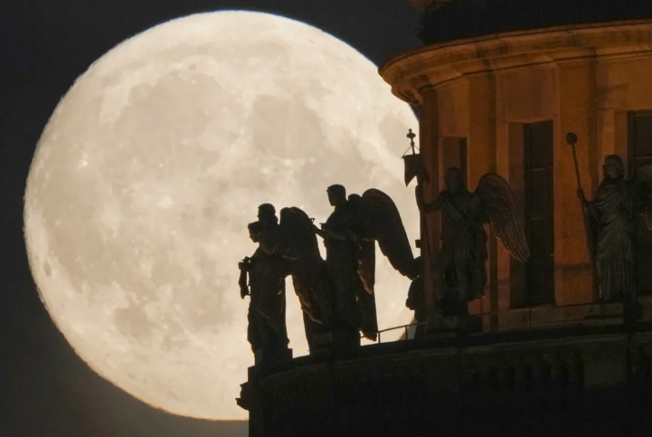 Если активность Тихановской совместить с фазами Луны, то это многое объясняет (фото с сайта news.ru)