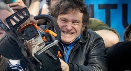 Хавьер Милей с бензопилой на выборах. Фото из откр. источников