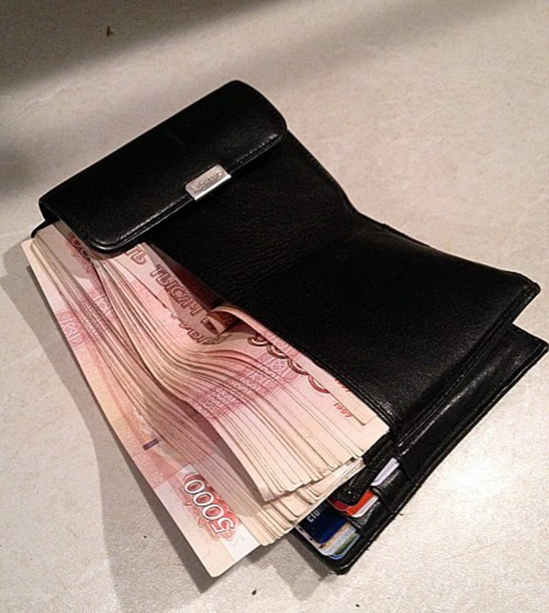 Портмоне с деньгами. Пачка денег в кошельке. Бумажник с деньгами. Набитый кошелек.