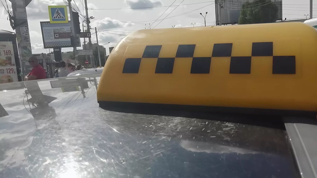     Теперь поездка стала стоить в среднем на 100 рублей дороже. Некоторые водители придумывают свои правила, чтобы клиент платил еще больше.