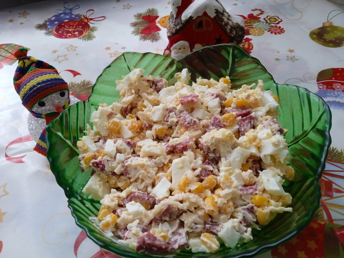 Салат «Мышиный Король», это яркий праздничный салат, который легко и быстро можно приготовить на праздничный стол. 