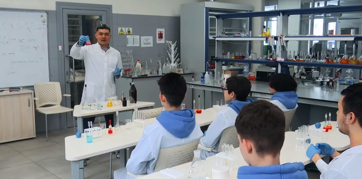 класс химии и Гумеров на работе