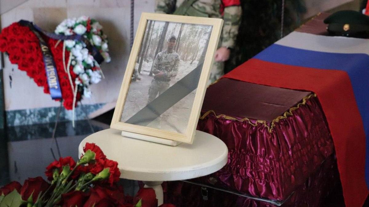    У гроба Ярослава Шабаева. Фото: vk.com/oktyabrsky_district