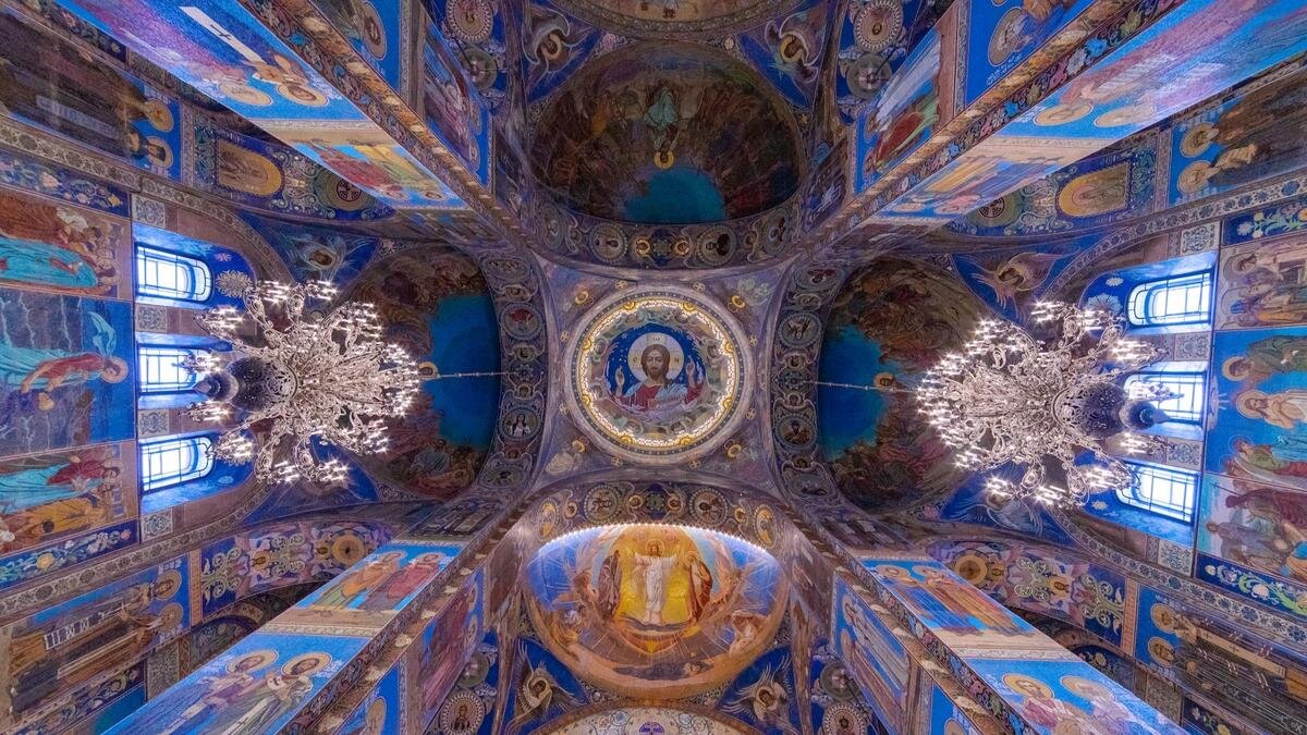    Благодать разливается под куполом храма. Фото: unsplash.com