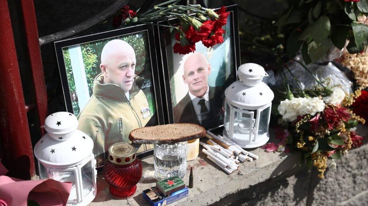    Стихийный мемориал для Пригожина и Уткина. Фото: t.me/orchestra_w