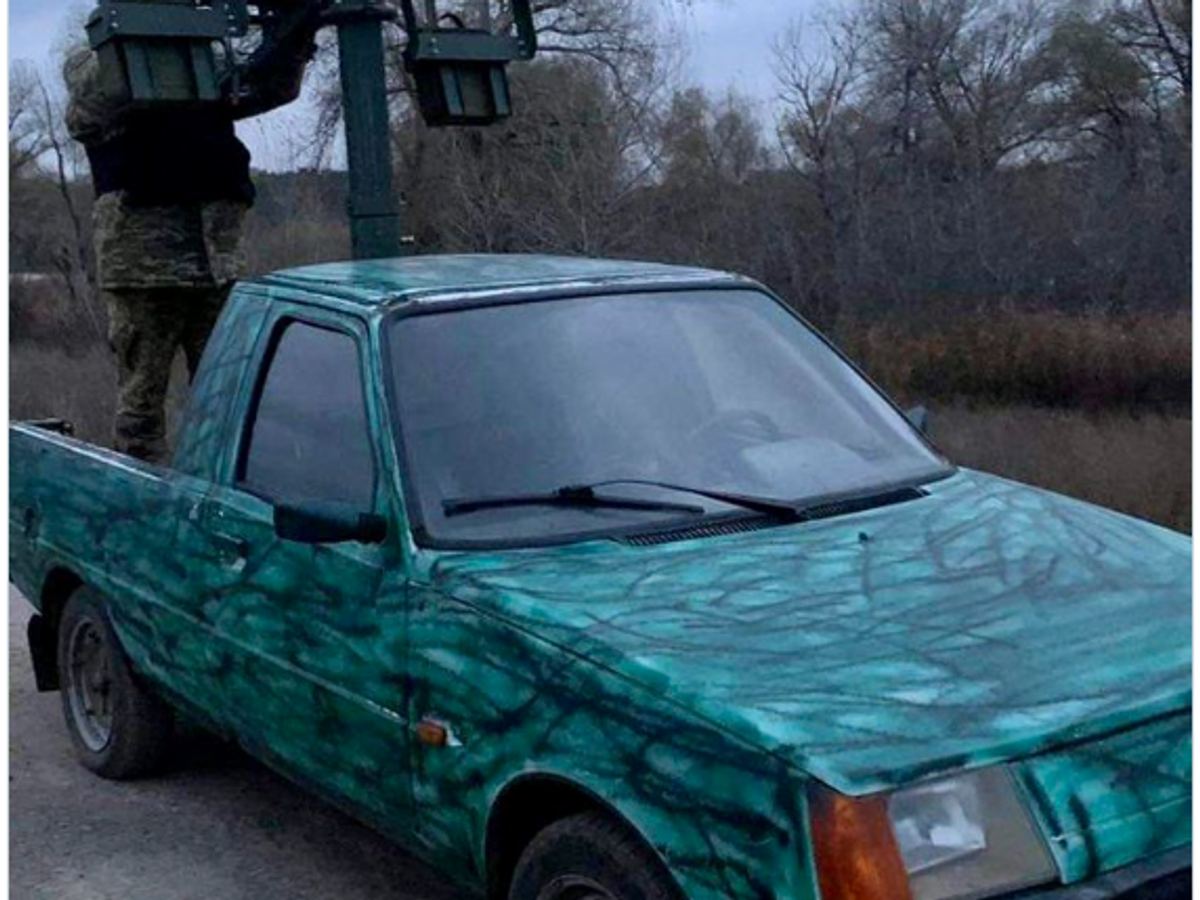    Скриншот публикации в соцсети X с украинскими военными, использующими пулеметы системы Максим© Drones de guerra/X