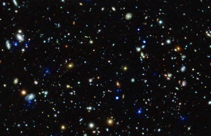 Ученые задумываются об этом вопросе с давних времен. В 1800 году Генрих Ольберс выдвинул идею о том, что если Вселенная бесконечна, то в ней должно быть бесконечно много звезд.