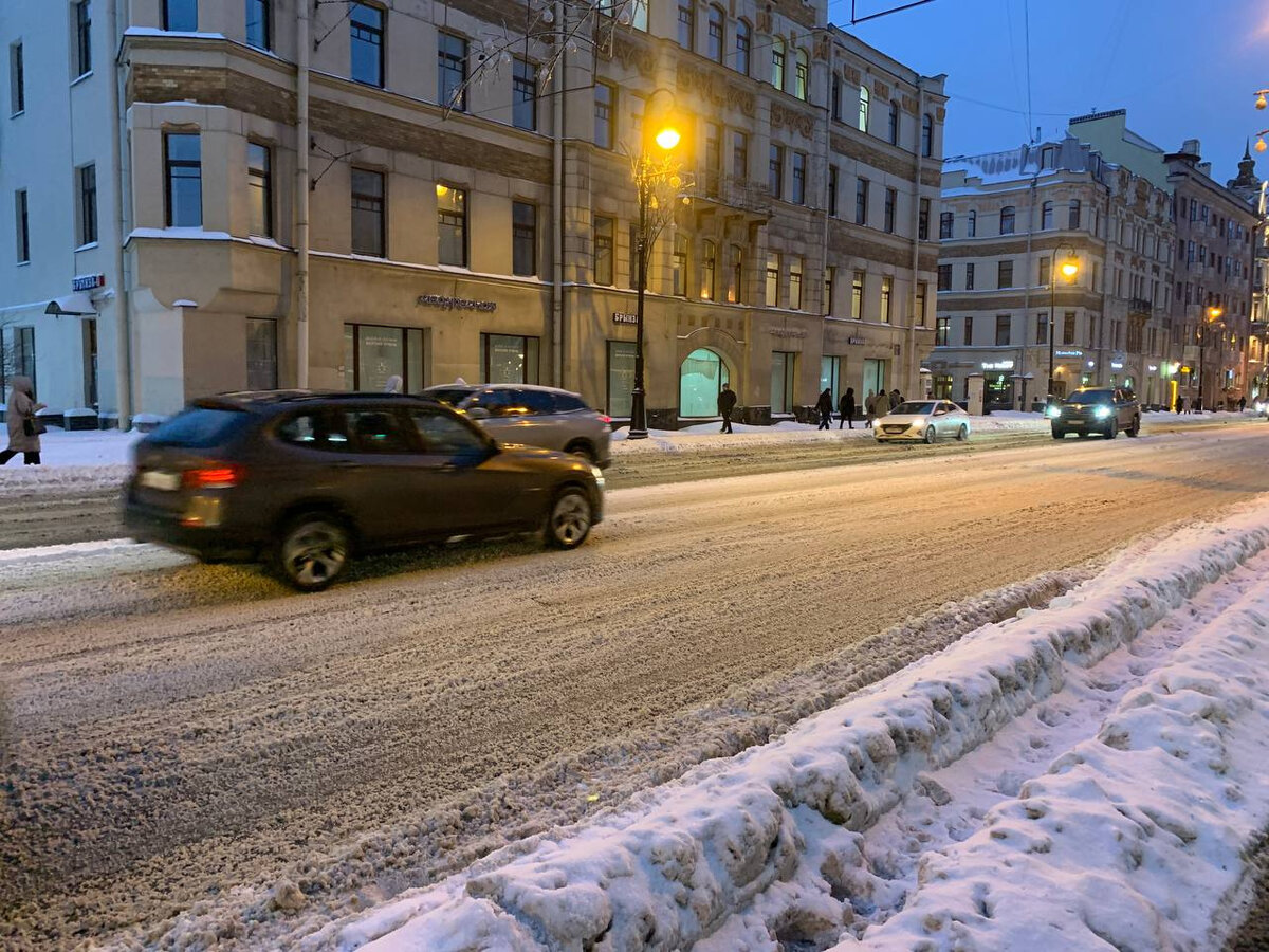 Накануне во второй половине дня в Петербурге пошел снег. Читайте на  