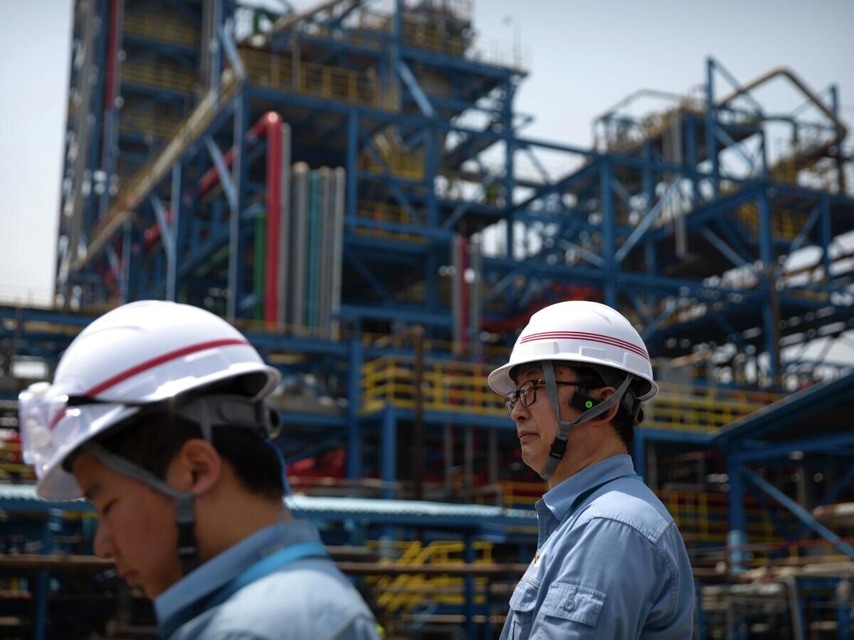 Китайские рабочие на нефтехимическом производстве © AP Photo / Mark Schiefelbein