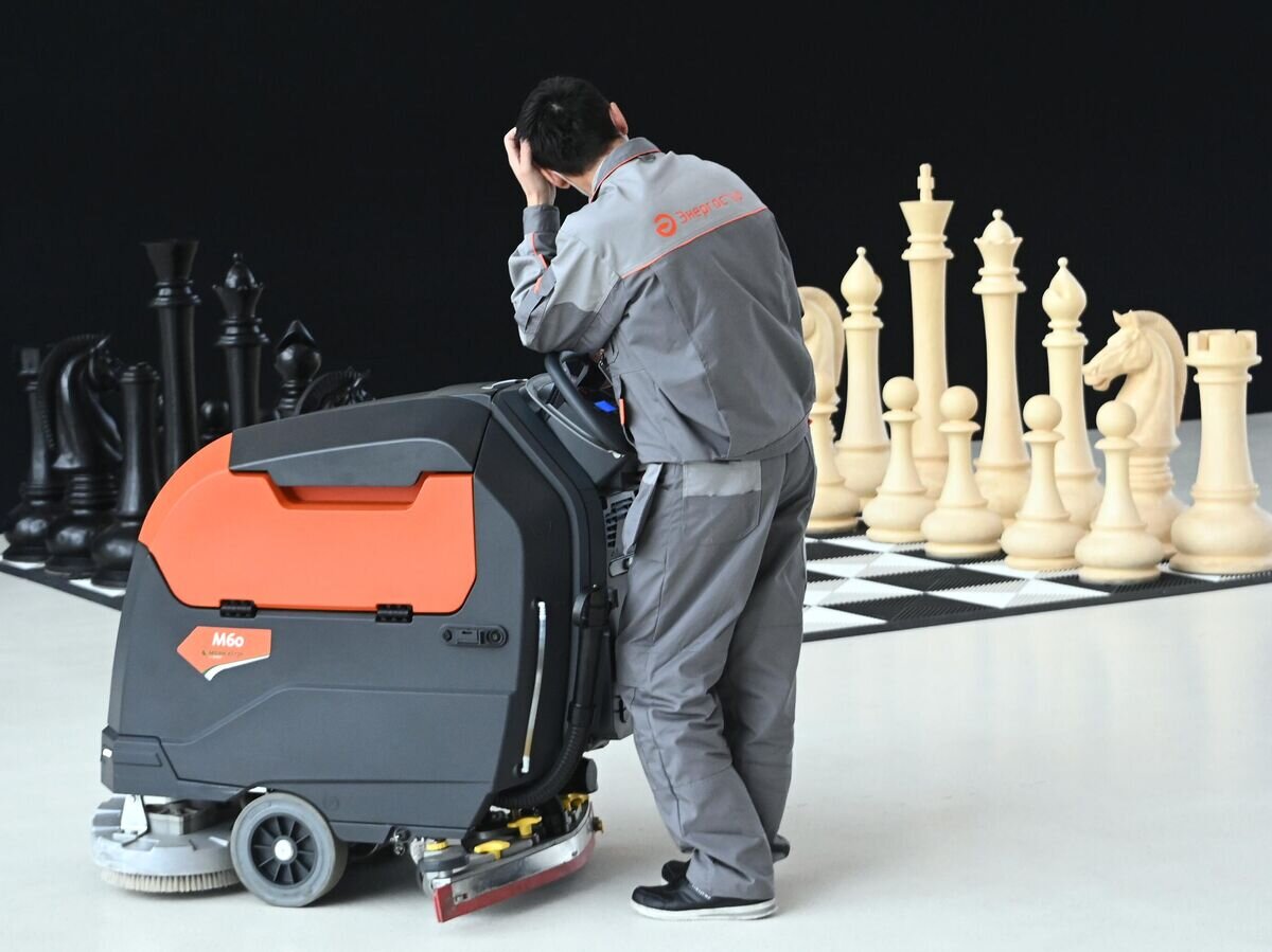 Менеджер клининга в инновационном центре "Сколково"© РИА Новости / Григорий Сысоев